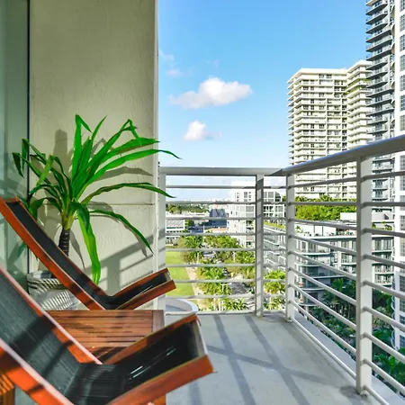 Spacious Condo W Style And Chill